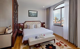 Happy Life Grand Hotel & Rooftop Skybar